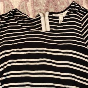 Jessica Simpson maternity shirt